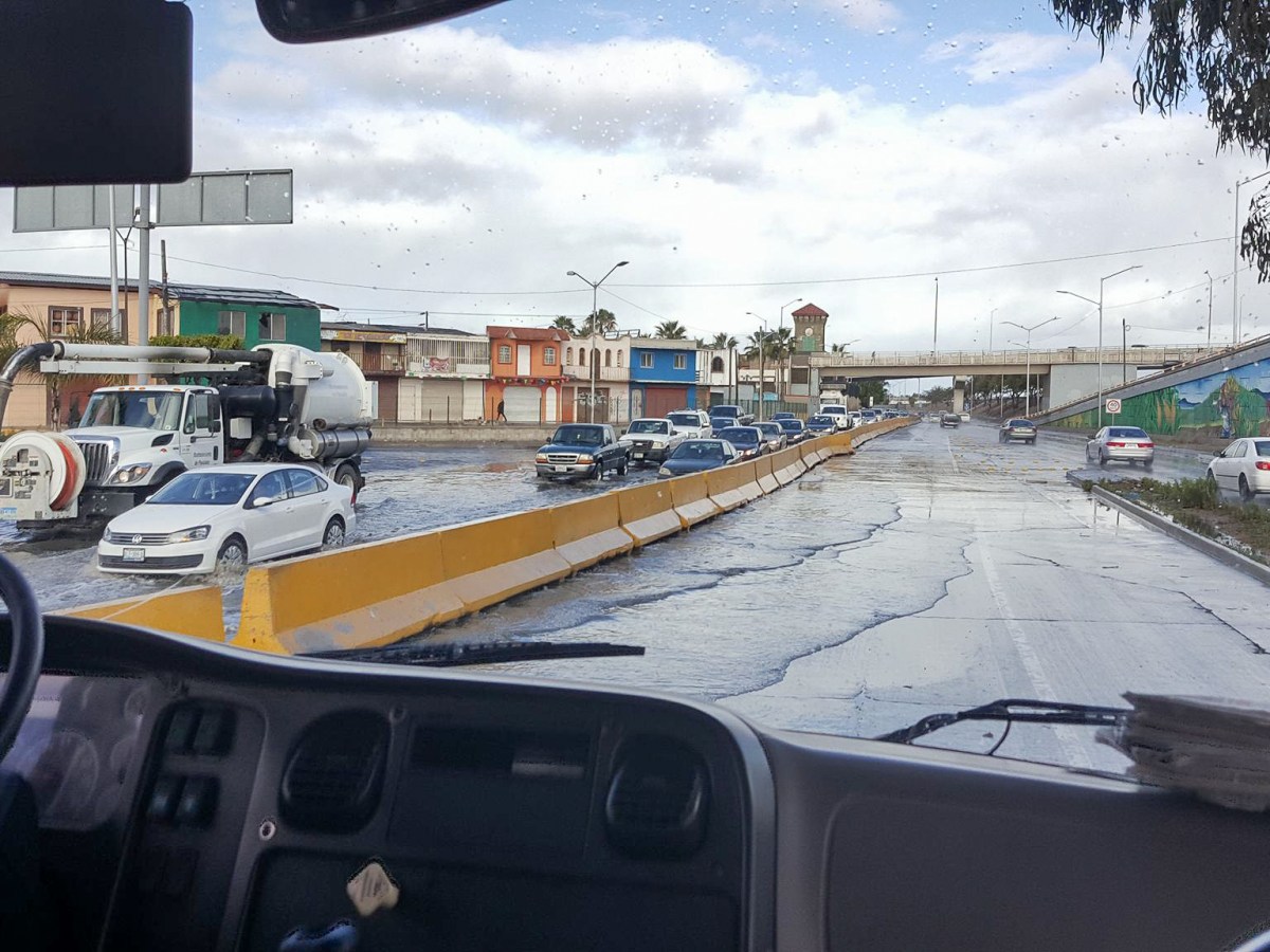 Foto que muestra una inundación en la calle en Tijuana compartida por uno de los participantes del proyecto